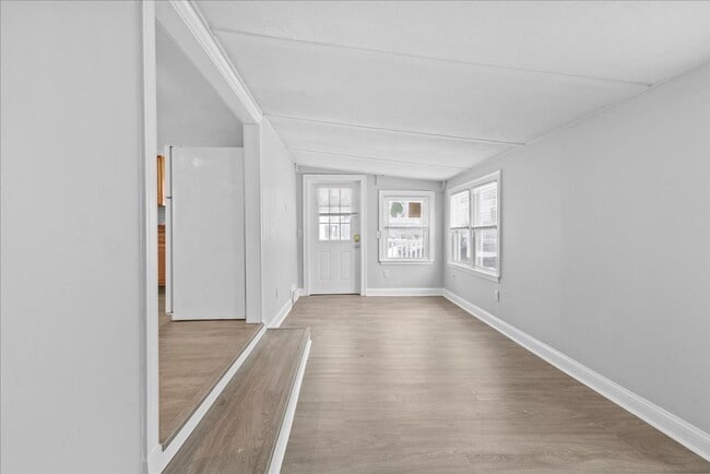 Building Photo - Newly Renovated 2 bedroom home in Burlington