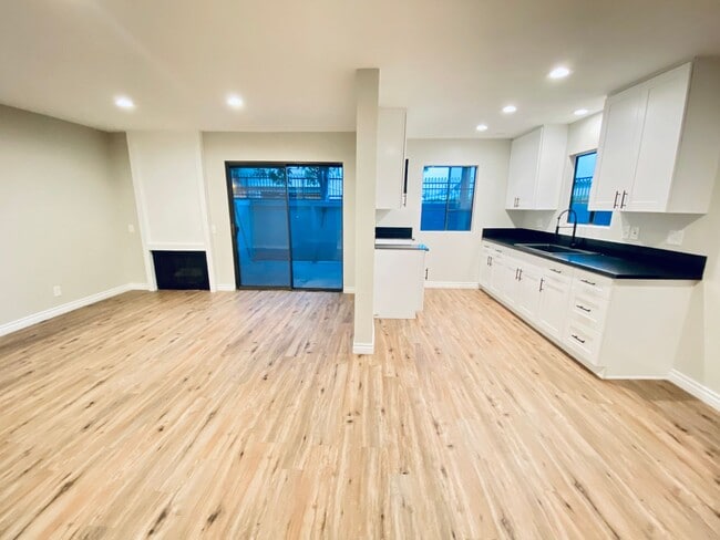 Building Photo - Beautifully remodeled spacious 1 Bedroom r...