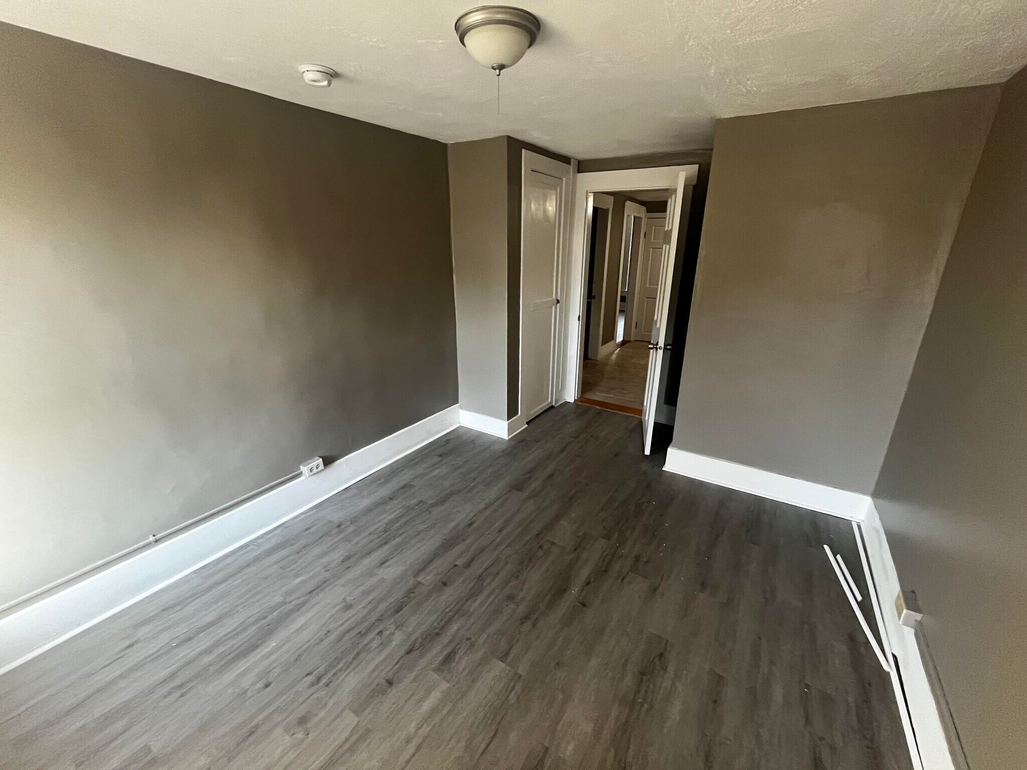 Besroom - 25 Bunker Hill St