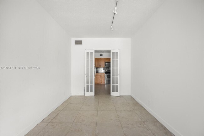 Building Photo - 900 Bay Dr