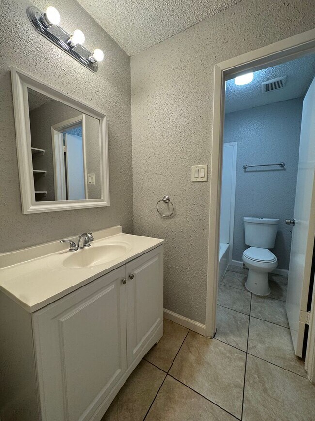 Building Photo - 11217 Pender Ln