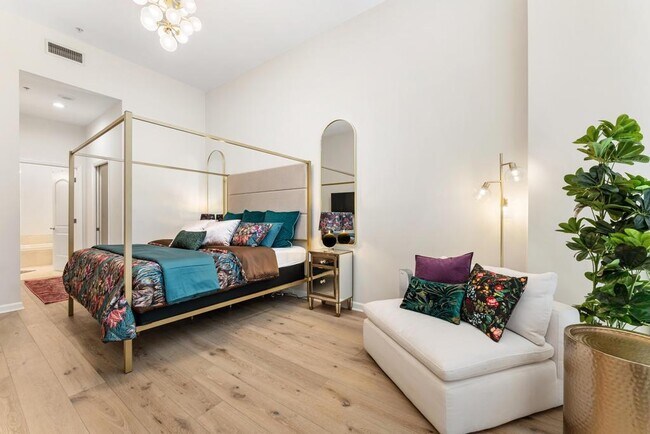 Building Photo - 801 S Olive Ave