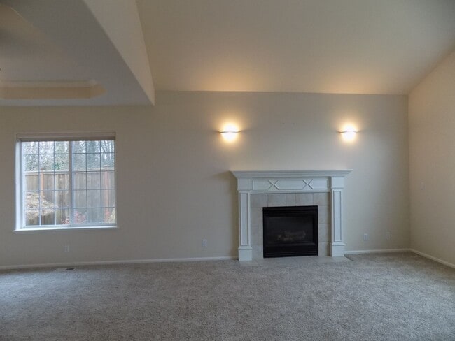 Building Photo - Gorgeous Three Bed Two Bath With RV Area a...