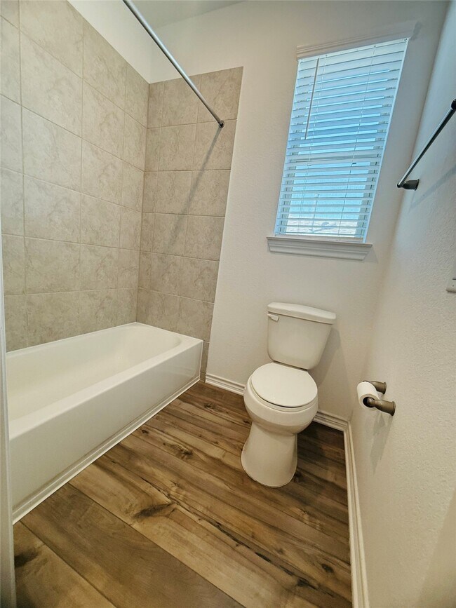 Building Photo - 15826 Dove Holw Dr
