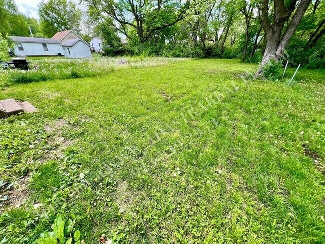 Building Photo - Cozy 2 Bed 1 Bath Duplex in OLATHE-Available NOW!!