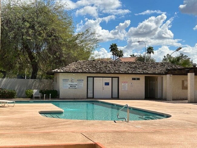 Building Photo - 1634 W Village Way