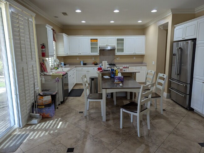 Building Photo - Spacious north Pomona property