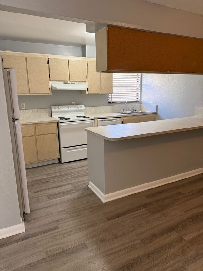 Building Photo - LEASE NOW AND ENJOY 50% OFF 2ND MONTH! Location, location, location! 875 SF Unit- 2 bd/ 1 ba near...