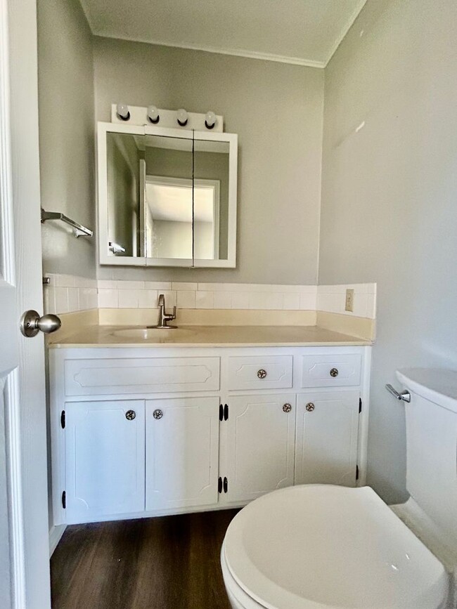 Building Photo - Cozy 2-Bedroom, 1.5 -Bathroom Home! Plus C...