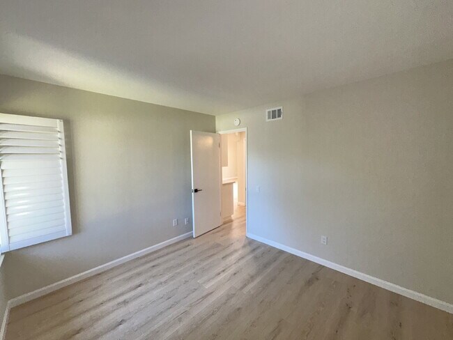 Building Photo - Enjoy Resort-Style 55+ Living in This Bright Camarillo Home