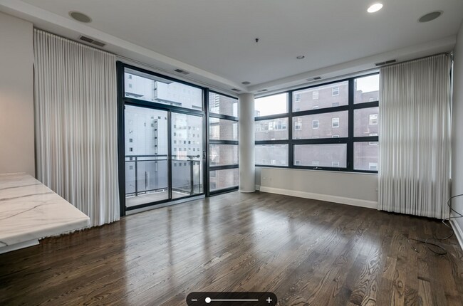 Building Photo - River North Stunning Furnished 2b2b Apartment