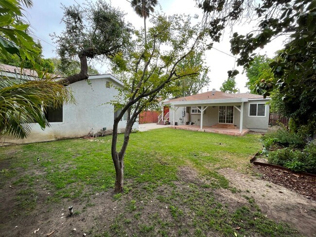 Building Photo - MOVE-IN READY! House w/full guest unit; near to Ventura Blvd!