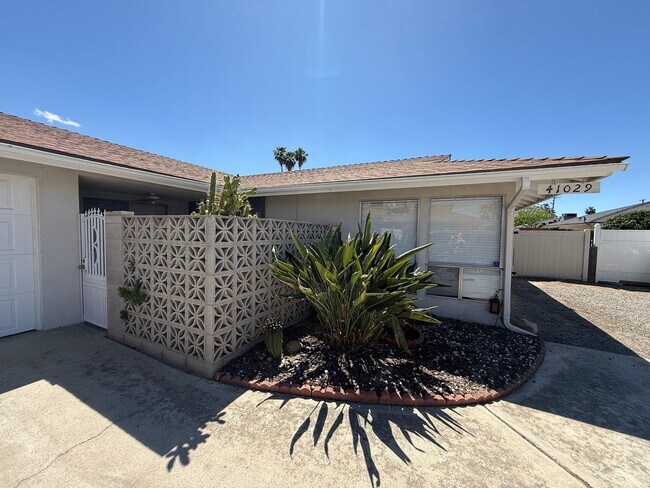 Building Photo - Duplex! 2 bedrooms 2 bathrooms