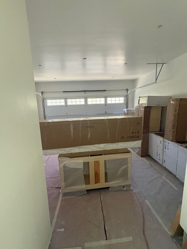 Building Photo - Brand New - Big 5 bedroom House