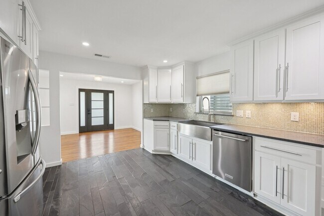 Building Photo - 9918 Coldwater Cir