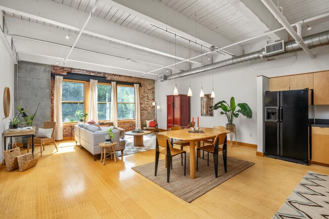 Building Photo - Gorgeous loft in a converted window factor...