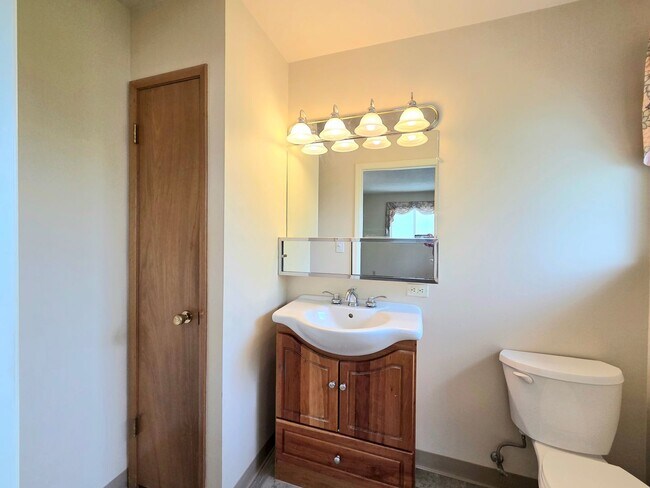 Building Photo - ** Oversized 4-Bedroom House w/ 2-Car Garage, & Fenced Backyard in a great Wenatchee Neighborhood!