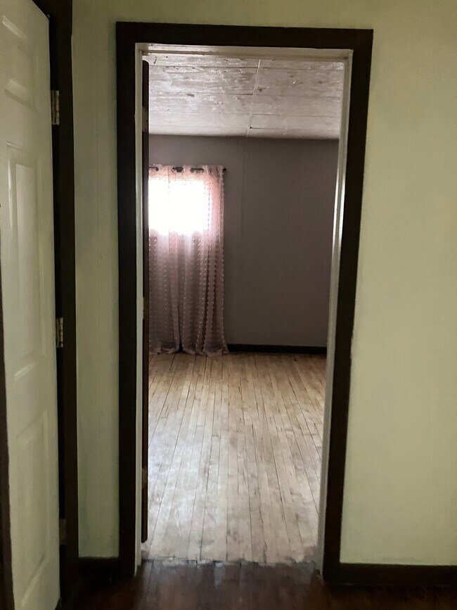 Building Photo - 517 11th Ave W