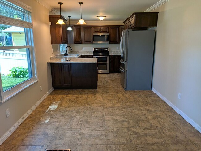 Building Photo - 3 bedroom 3 bathroom house with lots of extras