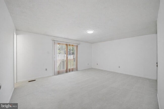 Building Photo - 26 Dover Ln