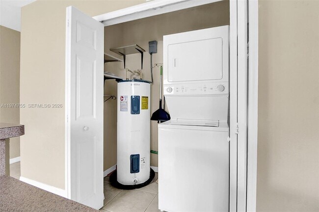 Building Photo - 3920 SW 89th Ct