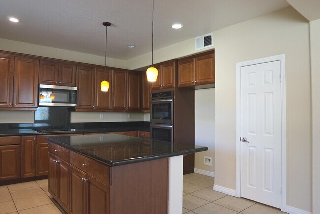 Building Photo - 35579 Domani Dr