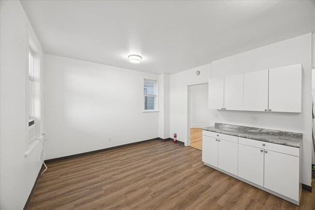 Building Photo - 3 E Quincy St