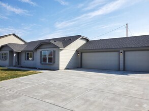 Building Photo - Kennewick Rambler with 3 Car Garage