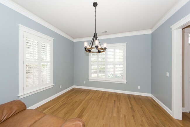 Building Photo - 302 White Gables Dr