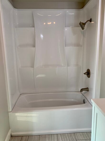 Shower tub combo in master bath - 3677 Lakeshore Blvd