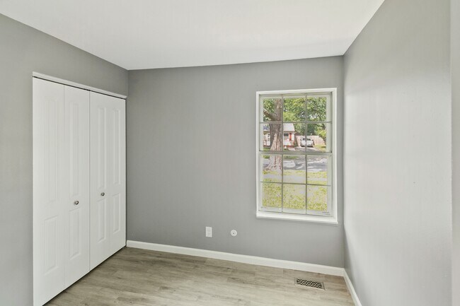 Building Photo - 164 Galewood Dr