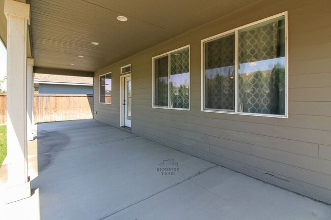 Building Photo - FURNISHED: 4 Bedroom, 2.5 Bath Home in Kennewick