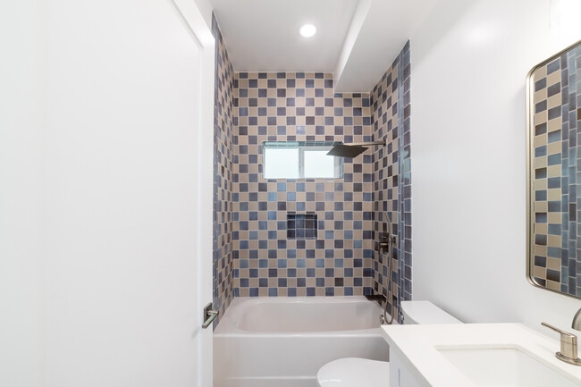 Building Photo - 4369 Rosewood Ave