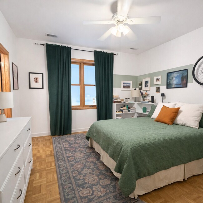 Building Photo - 4233 N Kenmore Ave