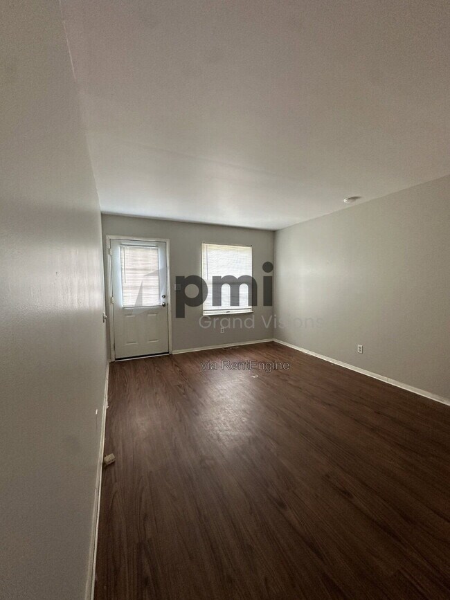 Building Photo - 1624 University Dr