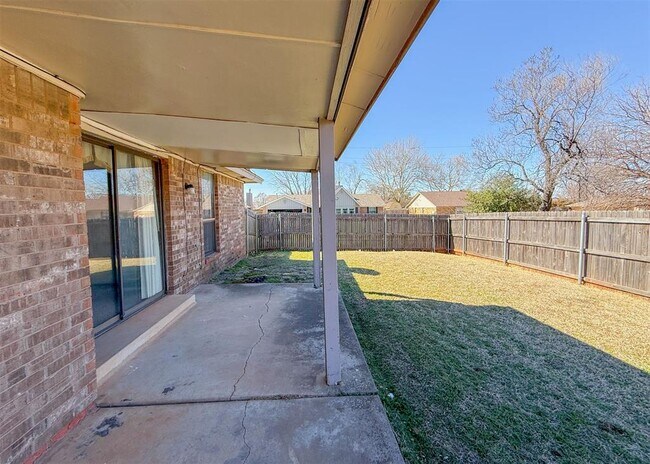 Building Photo - 2205 Shamrock Dr