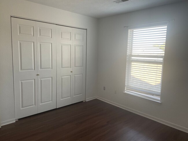 Building Photo - 2 bed 2 bath condo with garage FRESH PAINT!