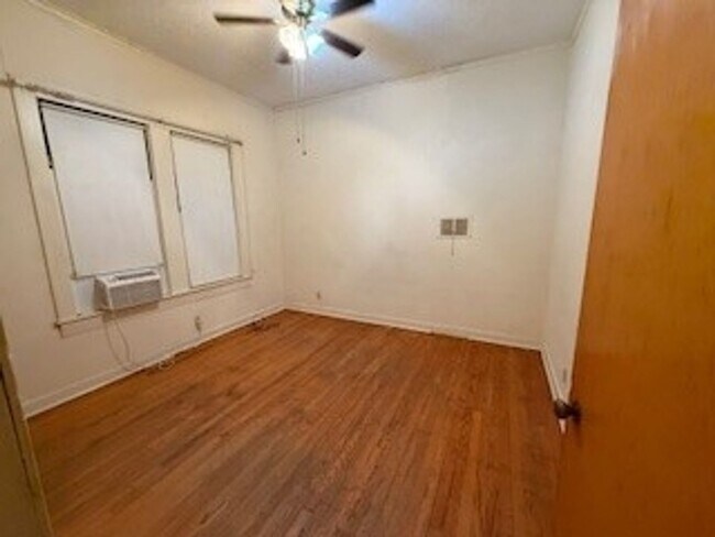 Building Photo - 704 E Thomas St