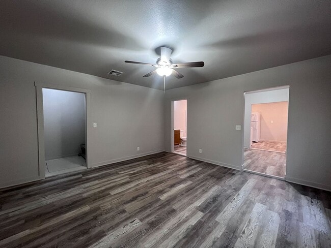 Building Photo - Adorable 1 bedroom Studio duplex