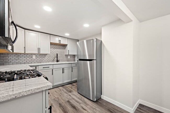 Building Photo - SCORE 50% OFF 1ST MONTH'S RENT IF SIGNED BY DEC 19! Stunning 4 bedroom home in Mt. Washington ava...