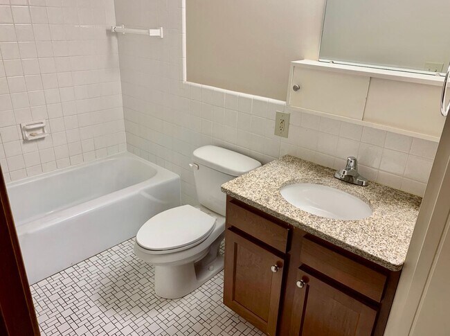 Building Photo - 2 Bedroom/1.5 Bathroom Apartment - Second Floor