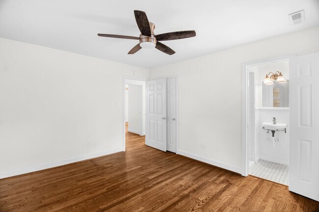 Building Photo - Beautiful 3 bedroom 2 1/2 bathroom Home with a Fenced-in Backyard in Winston!