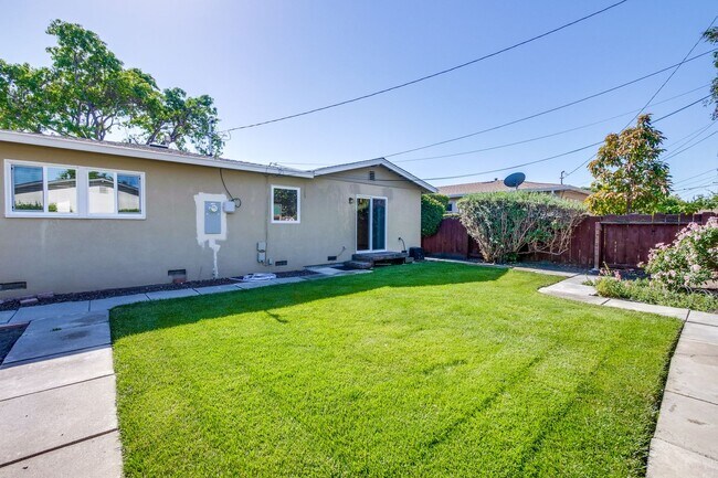 Building Photo - Excellent 4 bed 2.5 Bath Single Family Home!