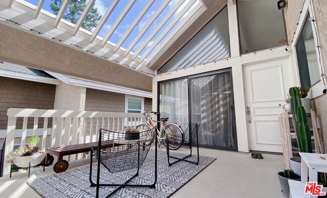 Building Photo - 111 Lakepines