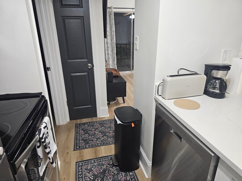 Building Photo - 4833 Zenith St