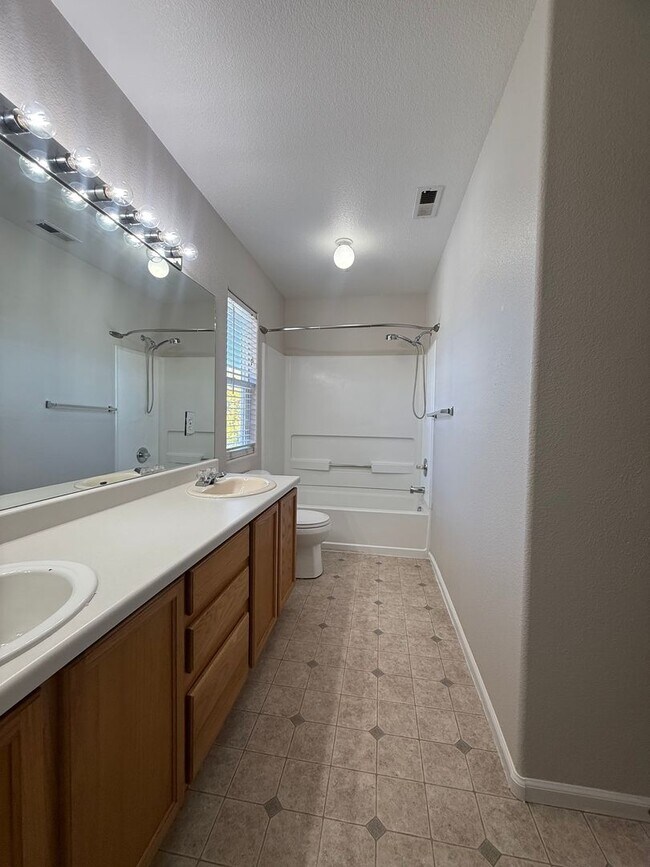 Building Photo - Stylish Comfort and Modern Living in the H...