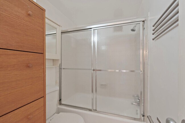 Building Photo - NEWLY RENOVATED West End/Dupont Efficiency!