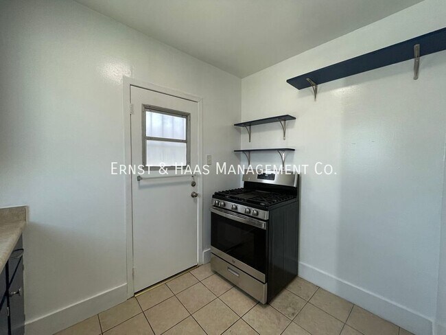 Building Photo - Charming 2 Bedroom Duplex Unit with Parking!