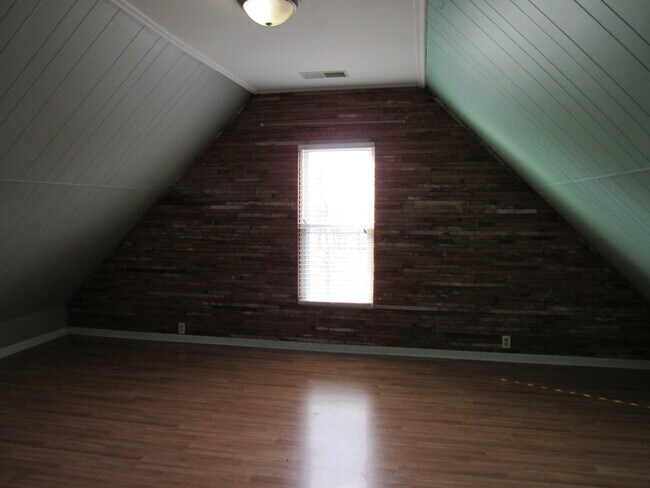 Building Photo - 2322 E 11th St