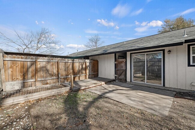 Building Photo - 3201 Mossrock Dr